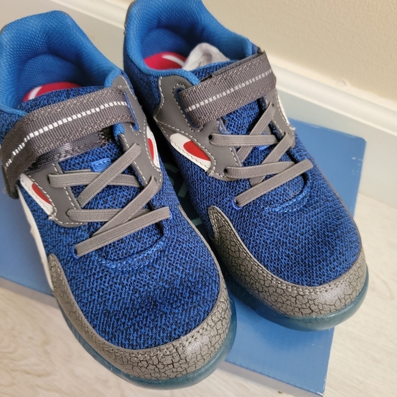 Stride Rite Light Up Shark Shoes Size 2.5 US Big Kids Wide New In Box - Picture 3 of 10